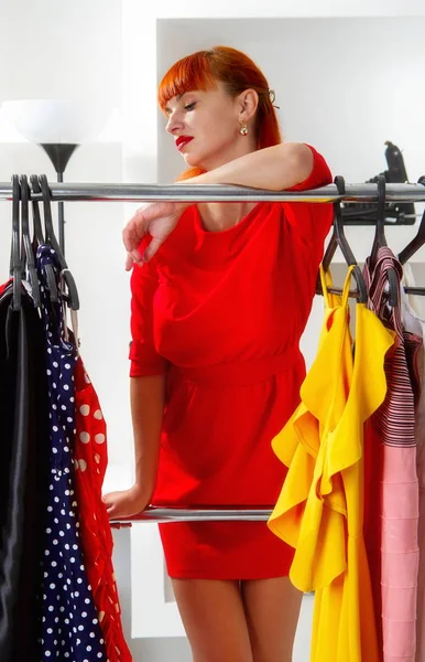 Girl chooses a wardrobe — Stock Photo, Image
