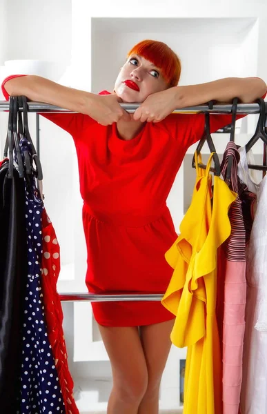 Menina escolhe um guarda-roupa — Fotografia de Stock