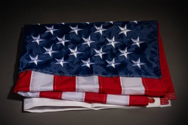 Koyu arkaplanda ABD bayrağı