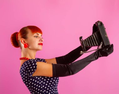 Kız selfie hale getirir.