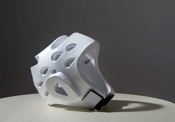 Белый шлем для карате — стоковое фото