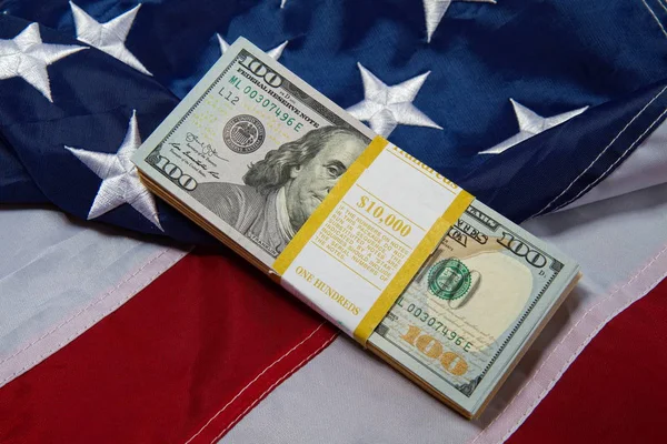 Dollar unter US-Flagge — Stockfoto
