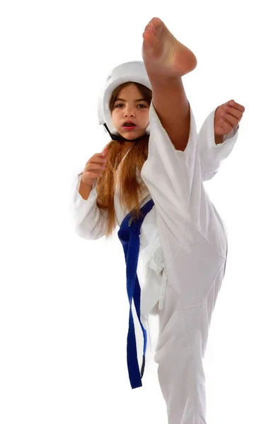 Девушка в форме каратэ — стоковое фото