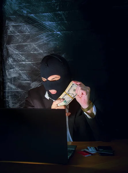 Интернет-грабитель в маске — стоковое фото