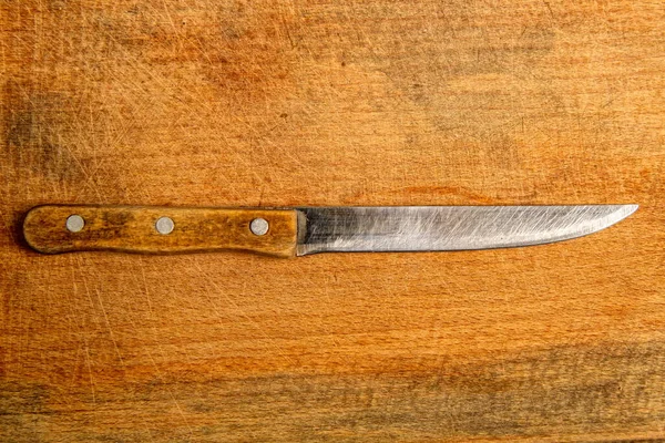 Старый Кухонный Нож Отшлифованный Постоянного Использования Грубой Деревянной Доске — стоковое фото