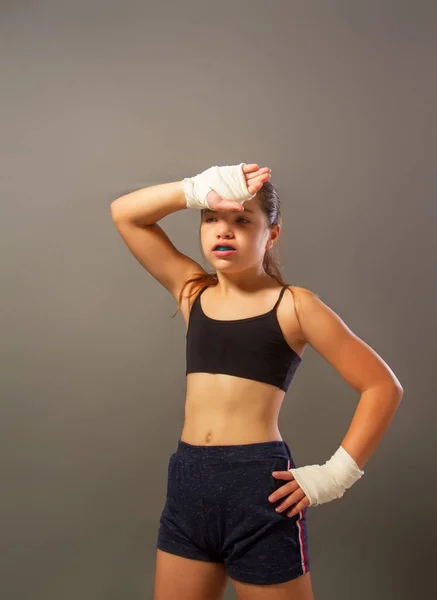 Маленькая Девочка Спортивном Топе Шортах Руками Завернутыми Защитную Повязку Занимается — стоковое фото