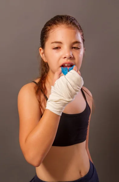 Niña Una Camiseta Deportiva Pantalones Cortos Con Las Manos Envueltas —  Fotos de Stock