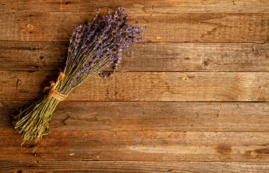 Kaba ahşap arka planda kurumuş lavanta çiçekleri.