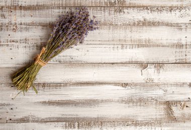 Kaba ahşap arka planda kurumuş lavanta çiçekleri.