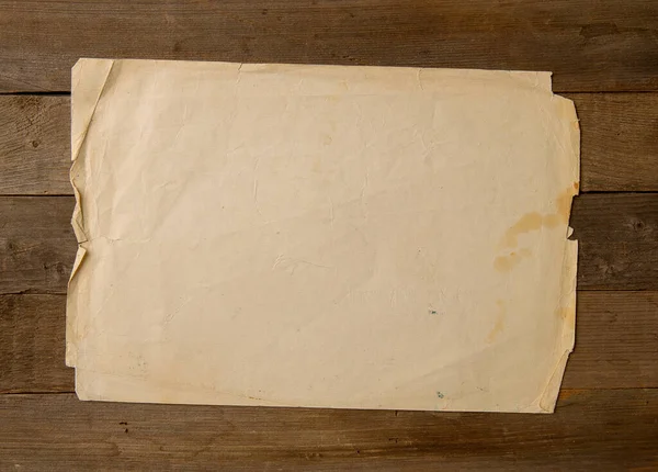 Старый Потрепанный Пустой Лист Бумаги Грубом Деревянном Столе — стоковое фото