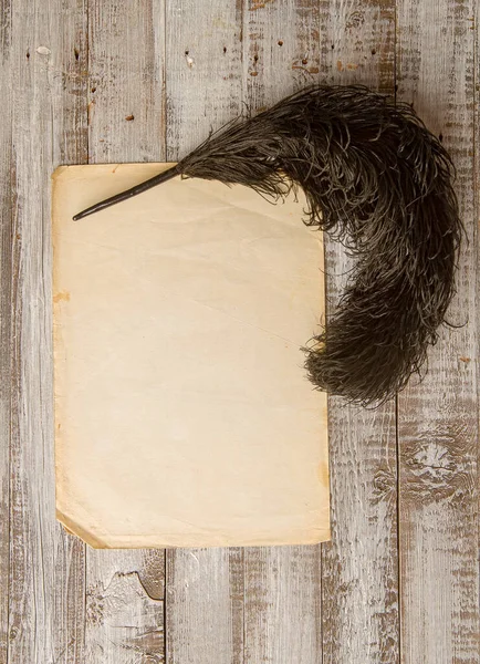 Eski Püskü Boş Bir Kağıt Kaba Bir Masa Yazmak Için — Stok fotoğraf