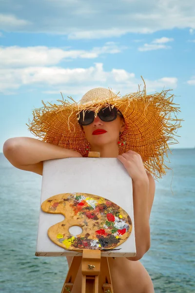 Menina Nua Posando Frente Cavalete Com Uma Paleta Praia — Fotografia de Stock