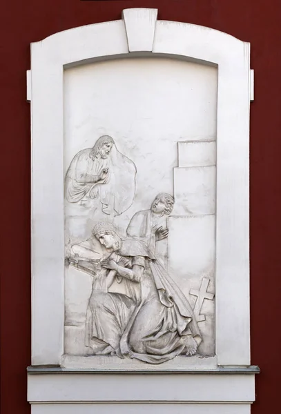 Flachrelief an der Wand einer Kirche — Stockfoto