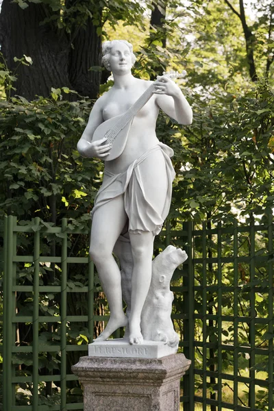 Estátua de mulher no Jardim de Verão, São Petersburgo — Fotografia de Stock