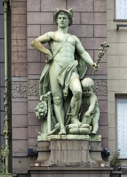 Estatua de Mercurio en el frente de Eliseyev Emporium, San Petersburgo — Foto de Stock