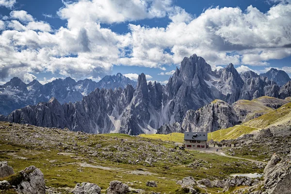 ITALIA, DOLOMITOS - 22 DE SEPTIEMBRE DE 2014 - Refugio en las montañas Dolomitas —  Fotos de Stock