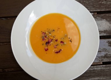 bir tabakta kabak çorbası