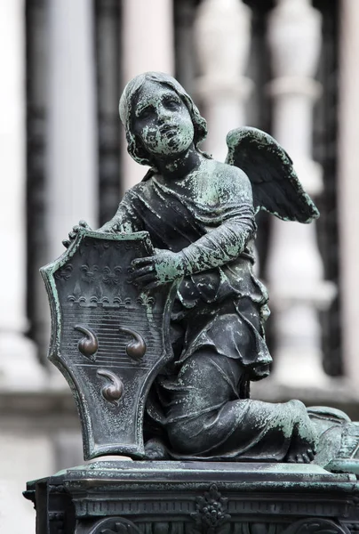 Скульптура ангел поблизу Коллеоне каплиця, Бергамо, Італія — стокове фото