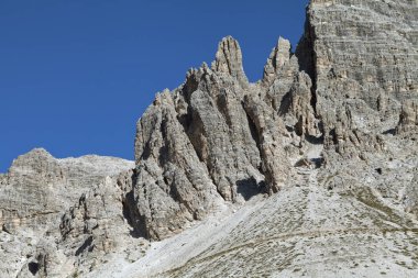 Dolomites dağlar manzara güneşli bir sonbahar