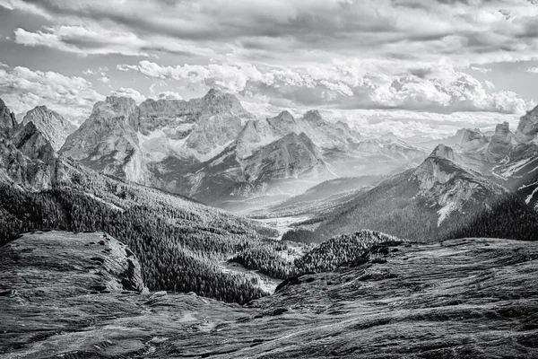 Dolomitas, paisaje blanco y negro —  Fotos de Stock