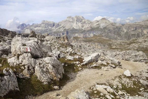 Горный путь в Доломитовых Альпах — стоковое фото