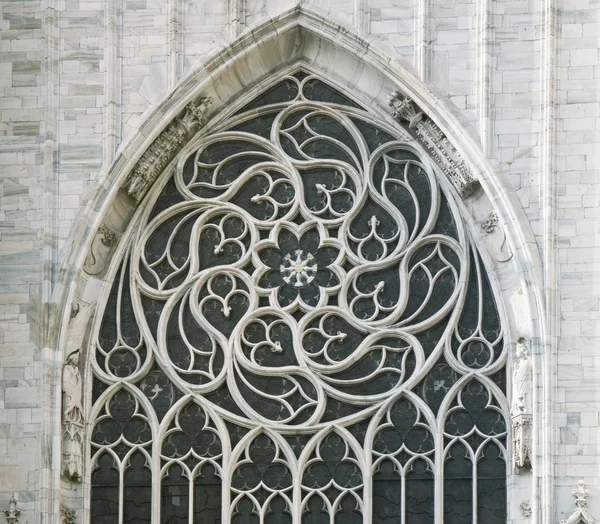 Janela de uma catedral gótica — Fotografia de Stock