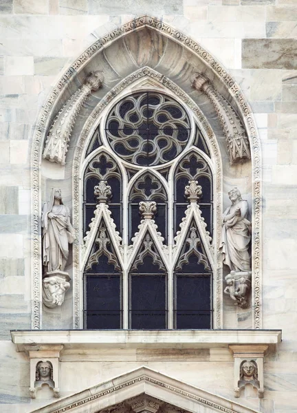 Janela de uma catedral gótica em Milão — Fotografia de Stock