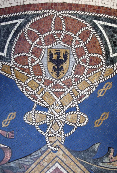 ITALIA, MILÁN - 27 DE SEPTIEMBRE DE 2014 - Mosaico de piso en la galería Vittorio Emanuele II — Foto de Stock