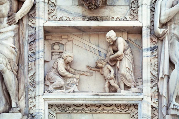 Statue on the wall of Milan cathedral — Stock Photo, Image