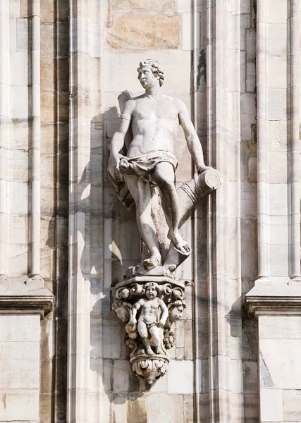 Estatua en la pared de la catedral de Milán — Foto de Stock