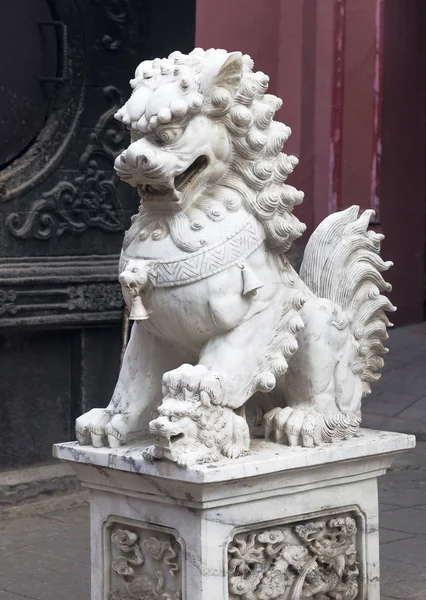 Chinese leeuw bij de ingang van een tempel — Stockfoto