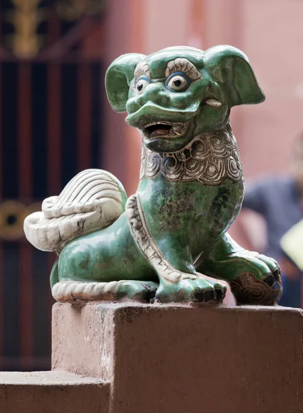 León chino en la entrada de un templo —  Fotos de Stock