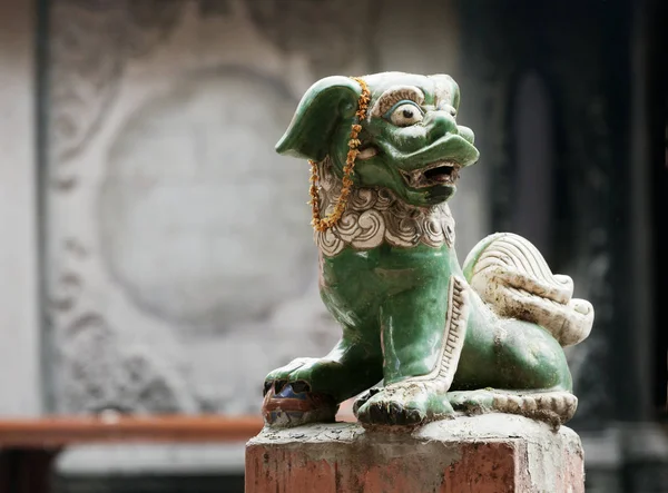 León chino en la entrada de un templo —  Fotos de Stock