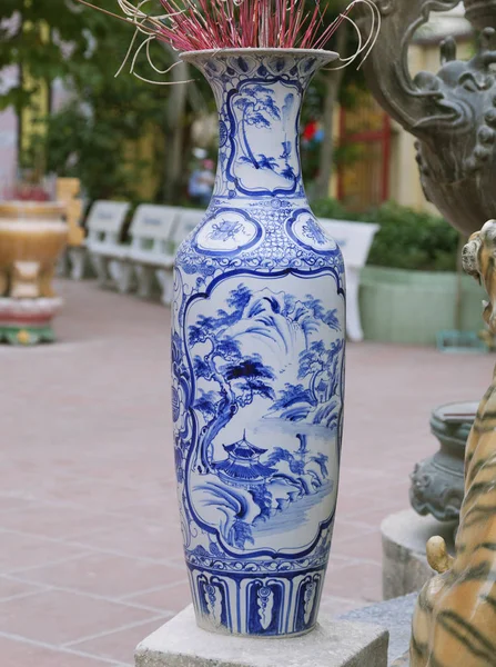 Traditionele Chinese Blauw Witte Keramische Wierookbrander Bij Ingang Van Een — Stockfoto