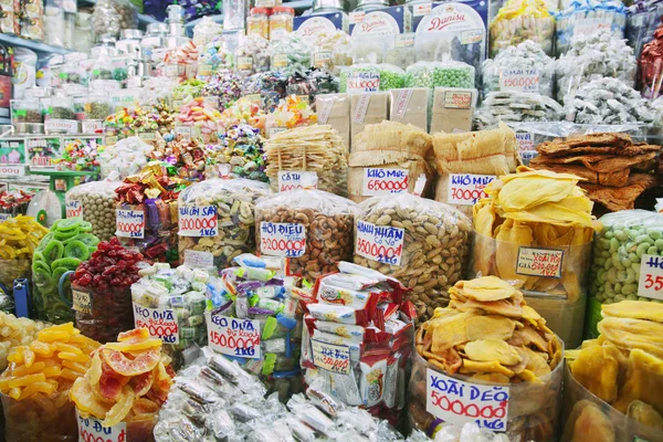 Snacks auf einem vietnamesischen Markt — Stockfoto