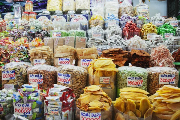 Snacks auf einem vietnamesischen Markt — Stockfoto