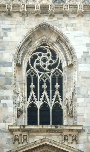 Janela de uma catedral gótica em Milão — Fotografia de Stock