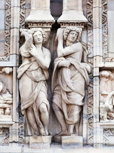Staty på väggen i Milanos katedral — Stockfoto