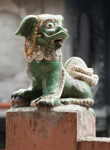 Chinese leeuw bij de ingang van een tempel — Stockfoto