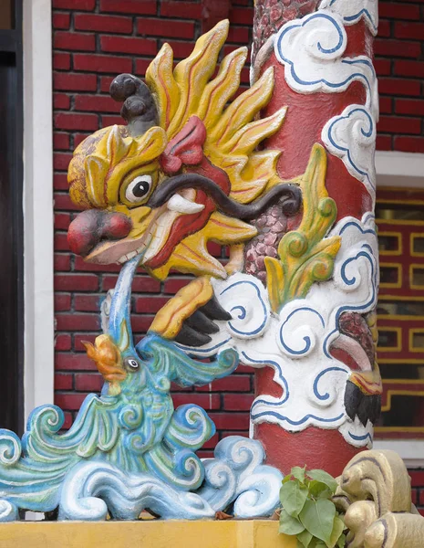 Draken dekoration av ett tempel i Vietnam — Stockfoto