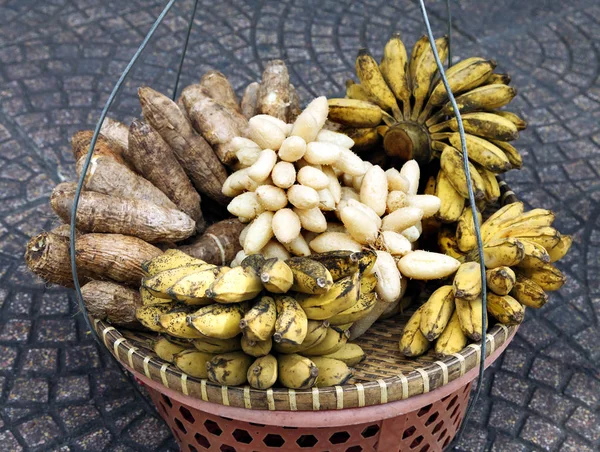 Fruit basket of a street vendor — Stock Photo, Image