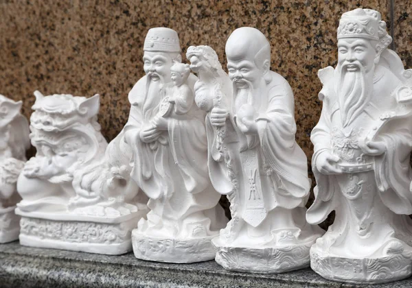 SAIGON, VIETNAM - 04 DE ENERO DE 2015 - Estatuillas que representan a las deidades budistas —  Fotos de Stock