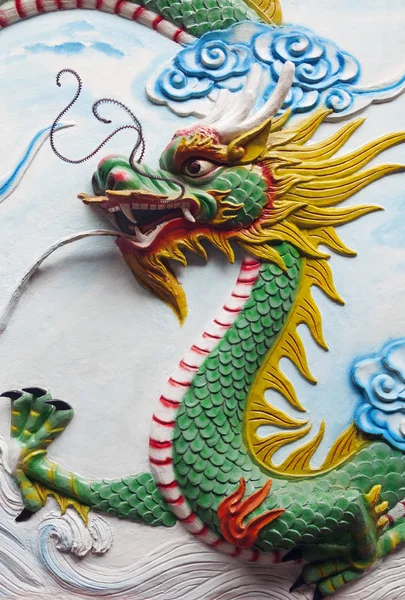 Decorazione di drago di un tempio in Vietnam — Foto Stock