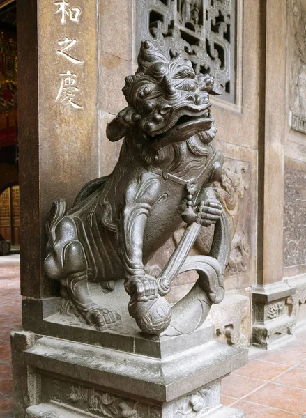 Chinese leeuw bij de ingang van een tempel — Stockfoto