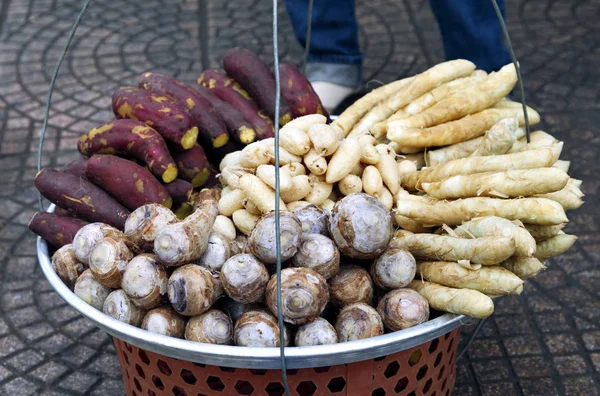 Cesta de frutas de um vendedor ambulante — Fotografia de Stock
