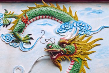 Vietnam'da bir tapınağın Dragon dekorasyon