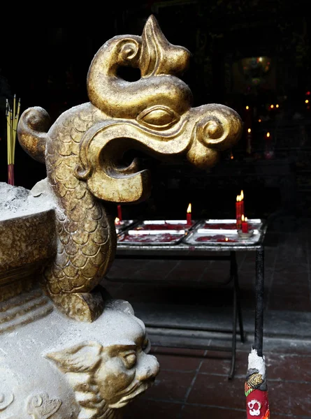 Incenso decorativo bruciatore in un tempio vietnamita — Foto Stock