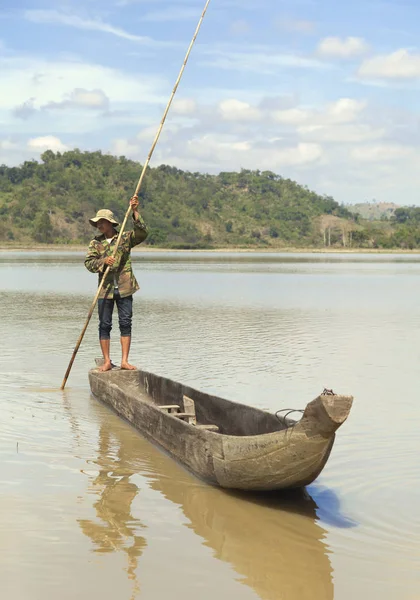 Dak Lak, VIETNAM - JANUARY 6, 2015 - Man pushing a boat with a pole — Stock Photo, Image