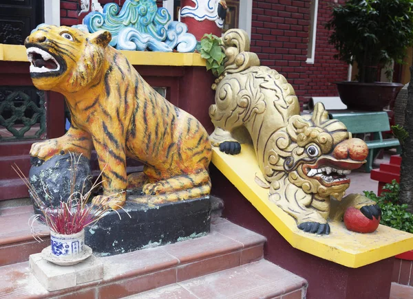 Tijger en leeuw beelden bij de ingang van een tempel — Stockfoto