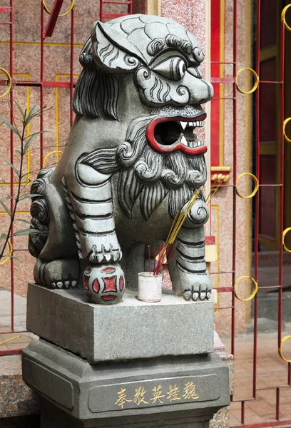 Chinese leeuw bij de ingang van een tempel — Stockfoto